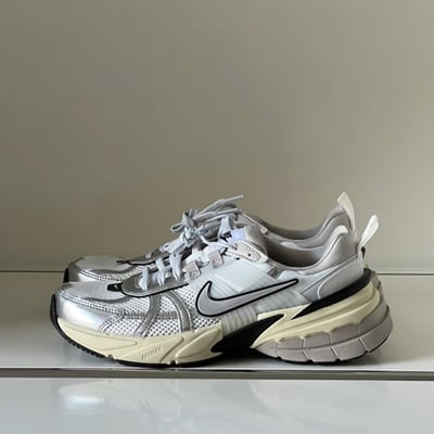 【限定折扣】Nike V2k Run "Metallic Silver" 白灰銀｜HJ4497-1008