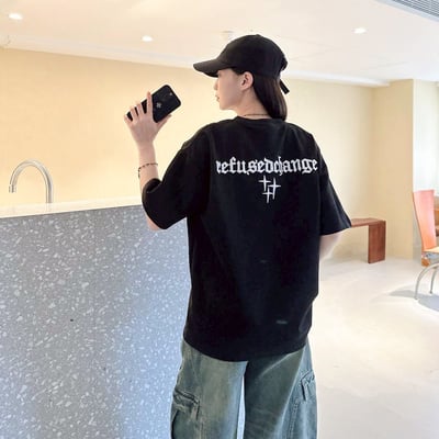 【現貨】哥德字星芒刺繡麂皮短T10