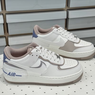 【限定新色！預購】Nike Air Force 1 shadow 霧藍拿鐵 解構 雙勾 女款｜IO7594-1016