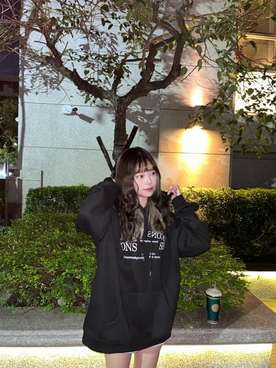 【現貨速發】簡約英文環狀英文帽T3