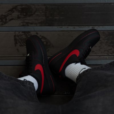 【全新爆款🔥預購】NIKE AIR FORCE 1 黑紅 反車線 男款｜HQ2037-0052