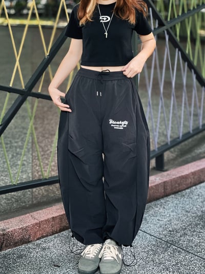 【現貨】街頭繡花褶皺彎刀傘兵褲2