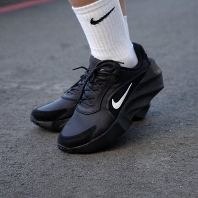 【全新爆款!】Nike Aura Edge 液態黑魂 全黑 黑白 女款｜HQ7025-0031