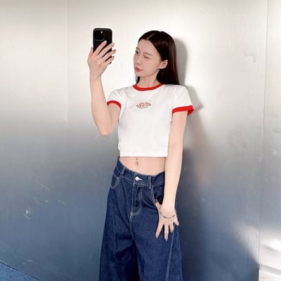 【現貨】girl gang泡泡字唇印撞色短版合身短T2