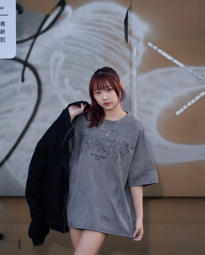 【現貨】ESTABLISHED 2018荊棘簍空字體麂皮短T5