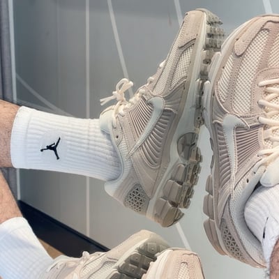 【限量現貨折扣】Nike Zoom Vomero 5 奶灰麂皮 奶茶色 男款｜HF1553-1003