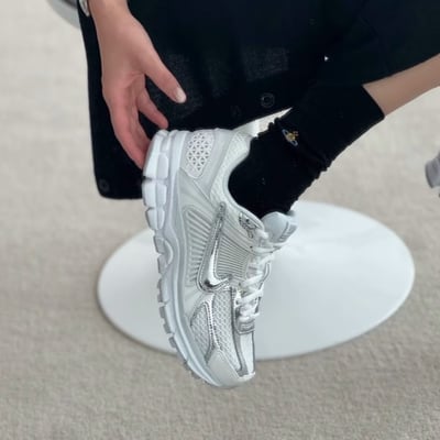 【爆款現貨】 NIKE ZOOM VOMERO 5 白銀液態銀 灰銀 女鞋｜HF7723-1002
