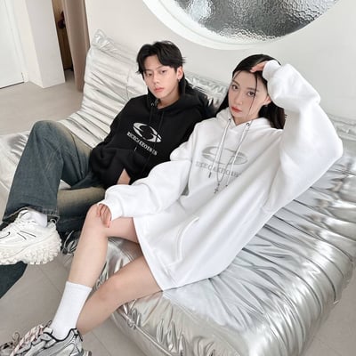 【廠商斷貨最後機會】發泡英字科技感銀漆帽T1