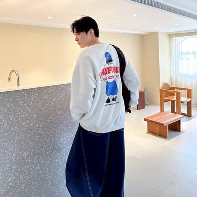 【現貨】UNIFORM男孩背影大學T5