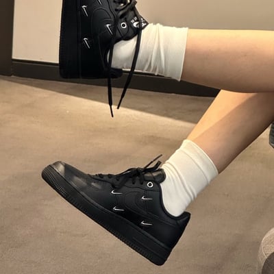 【超殺黑魂上線】Nike Air Force 1 Low WMNS 黑魂四銀勾｜HQ1180-00110