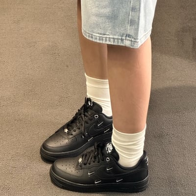 【超殺黑魂上線】Nike Air Force 1 Low WMNS 黑魂四銀勾｜HQ1180-0019