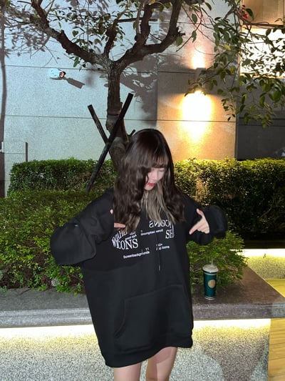 【現貨速發】簡約英文環狀英文帽T5