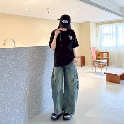 【現貨】哥德字星芒刺繡麂皮短T11