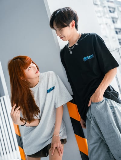 【萌度飆升 現貨速發】WASSUP BITE IT！小狗咬骨頭短T2