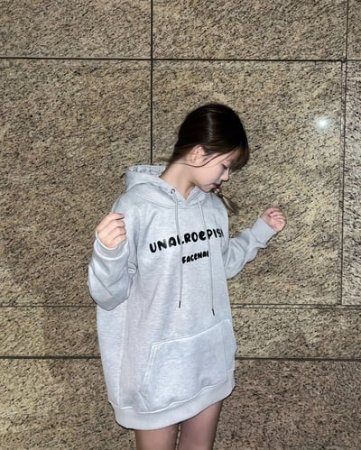 【現貨】簡約超Q字母牛奶絨帽T6