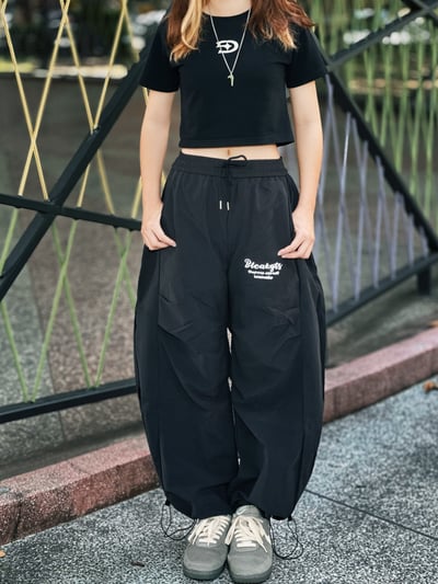 【現貨】街頭繡花褶皺彎刀傘兵褲4