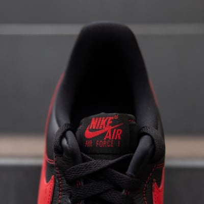 【全新爆款🔥預購】NIKE AIR FORCE 1 黑紅 反車線 男款｜HQ2037-0056