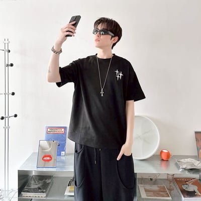 【現貨】哥德字星芒刺繡麂皮短T6