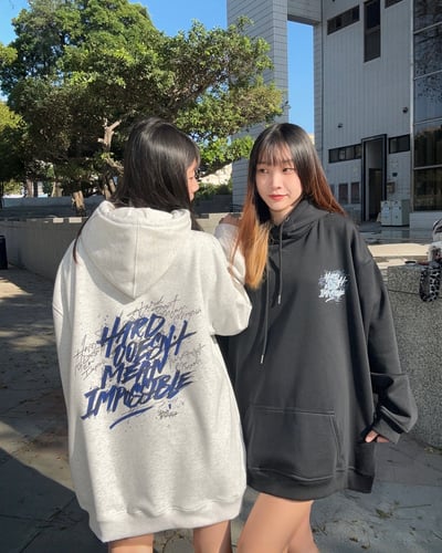 【現貨速發】藝術英文塗鴉牛奶絨帽T1