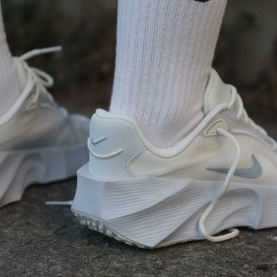 【全新爆款!】Nike Aura Edge 液態雲朵 白灰藍 米白 女款｜HQ7025-1034