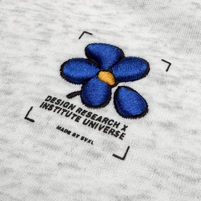 【現貨】刺繡對焦框花朵大學T9