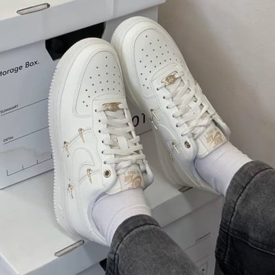 【閃閃惹人愛】Nike AF1 GOLD SWOOSH 奶油燕麥 四小金勾｜FV3654-1111