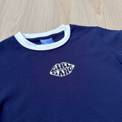 【現貨】girl gang泡泡字唇印撞色短版合身短T7