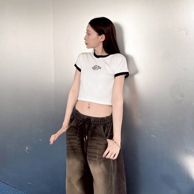 【現貨】girl gang泡泡字唇印撞色短版合身短T4