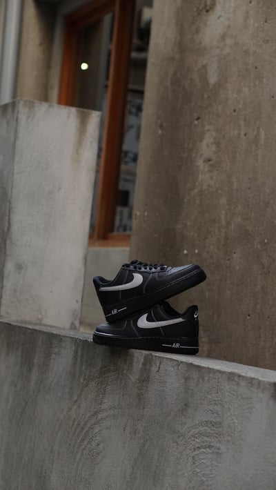 【挑戰最低價!現貨速發】NIKE AIR FORCE 1 黑魂白縫線All black｜HQ2037-0067