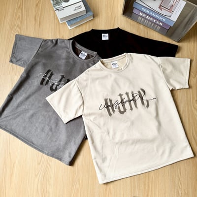 【現貨】水墨英文字電繡麂皮短T6