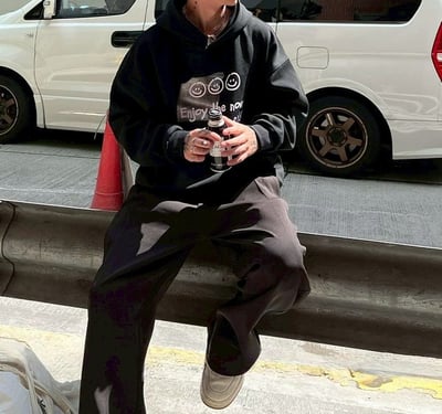 【現貨】可愛塗鴉笑臉印花牛奶絨帽T2