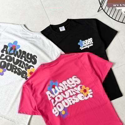 【現貨】ALWAYS LOVING YOURSELF發泡文字花朵短T10