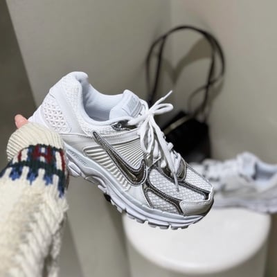【爆款現貨】 NIKE ZOOM VOMERO 5 白銀液態銀 灰銀 女鞋｜HF7723-1003