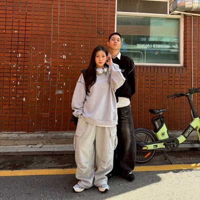 【現貨】Cross Studio反車線草寫大學T9