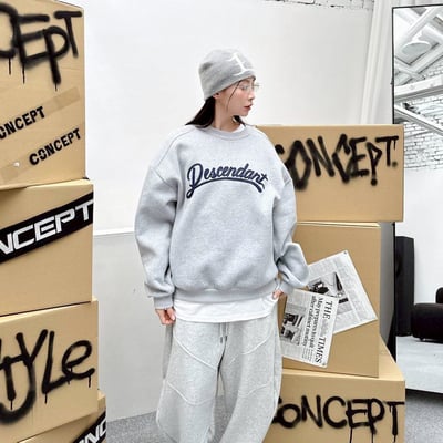 【現貨】Descendat草寫貼布繡大學T8