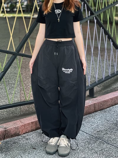 【現貨】街頭繡花褶皺彎刀傘兵褲1