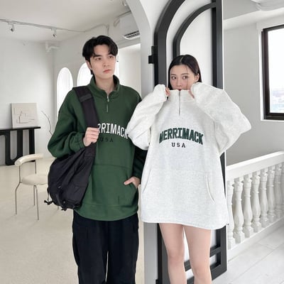 【現貨】MERRIMACK半高領拉鏈刺繡大學T1