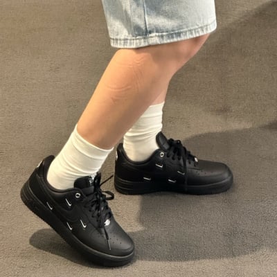 【超殺黑魂上線】Nike Air Force 1 Low WMNS 黑魂四銀勾｜HQ1180-0018