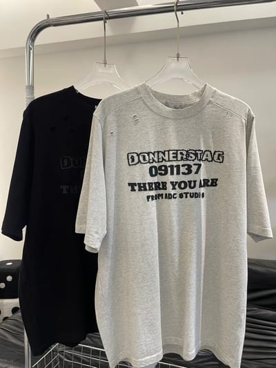 【情侶必帶!!】英文字特殊剪裁磨破重磅T4