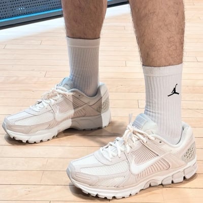 【限量現貨折扣】Nike Zoom Vomero 5 奶灰麂皮 奶茶色 男款｜HF1553-1001