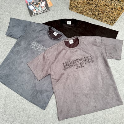 【現貨】哥德字車線麂皮刺繡短T1