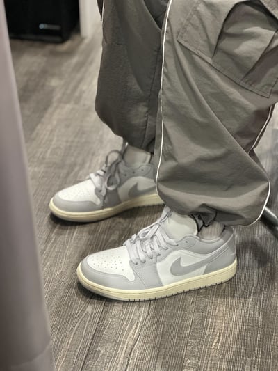 【限時折扣!現貨】AIR JORDAN 1 LOW W 淺灰奶油底 海鹽奶油灰 情侶款｜DC0774-1037