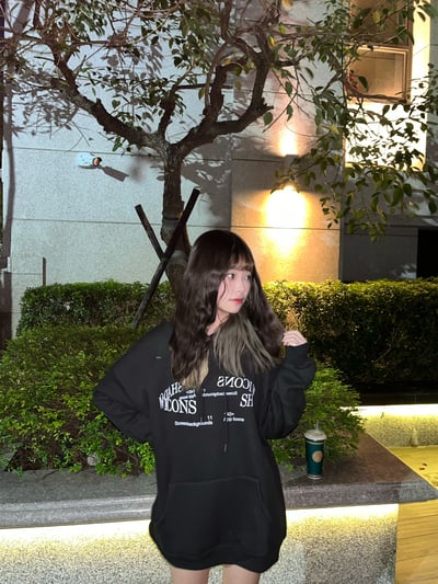 【現貨速發】簡約英文環狀英文帽T1