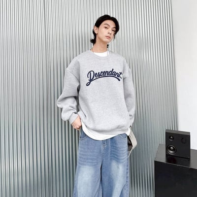 【現貨】Descendat草寫貼布繡大學T3