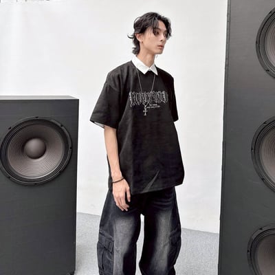 【現貨】哥德字車線麂皮刺繡短T12