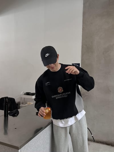 【現貨】OVERSIMPLIFICATION刺繡拼接大學T9