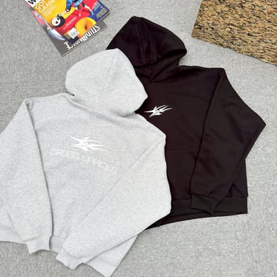 【現貨】CROSS SPACES 圓標刺繡短寬帽T9