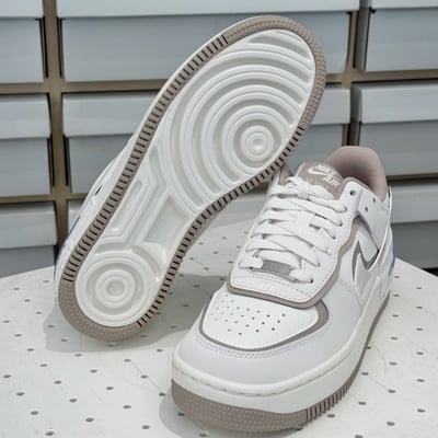 【限定新色！預購】Nike Air Force 1 shadow 霧藍拿鐵 解構 雙勾 女款｜IO7594-1015