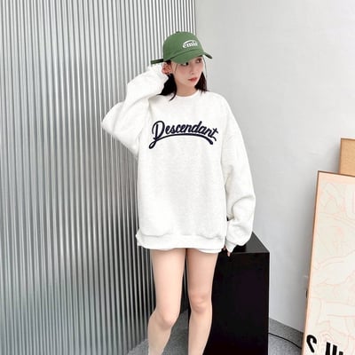 【現貨】Descendat草寫貼布繡大學T5