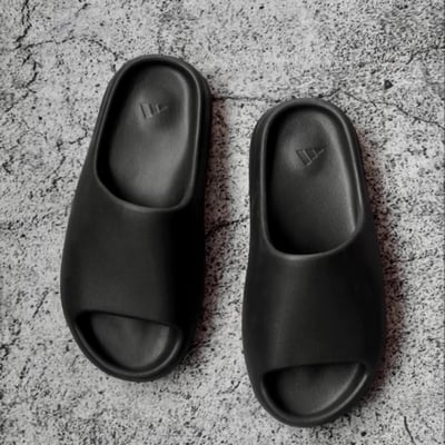 【現貨】Adidas Yeezy Slide Boost Onyx 黑魂 全黑 防水拖鞋｜HQ64482